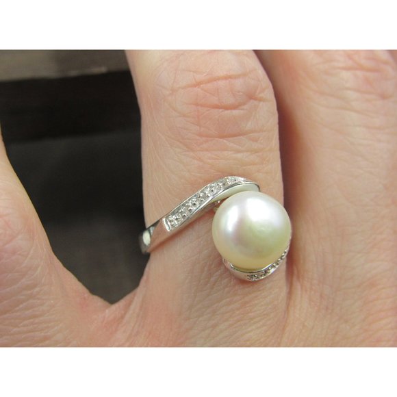 Size 7 Sterling Silver White White Pearl With Diamond  Size 7 Sterling Silver White White Pearl With Diamond Accents Band Ring